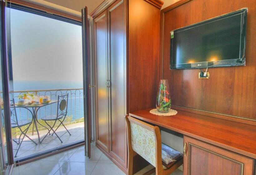 اتاق لوکس با بالکن و چشم‌انداز دریا, B&b Il Pavone