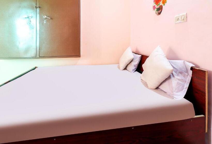 三人经典房间, Oyo Siddhi Vinayak Guest House