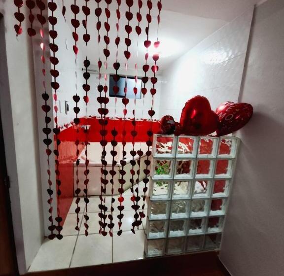 سوییت, Hostal Paris