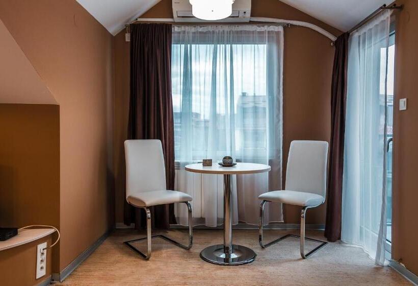 سوییت جونیور با بالکن, Sienna Apartments