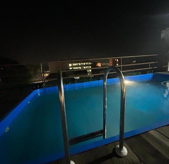 اتاق لوکس, Gvs 24 Club, Rooftop Cafe! Swimming Pool! Karaoke Music!