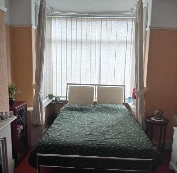 اتاق استاندارد با سرویس بهداشتی مشترک, Coronation Street Style Guest House