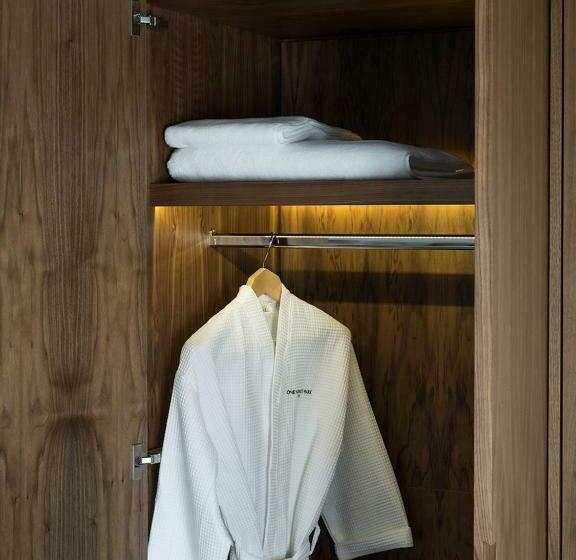 Номер Deluxe, One Warwick Park