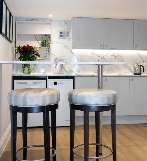 Апартаменты 1 Спальня с Террасой, One Warwick Park