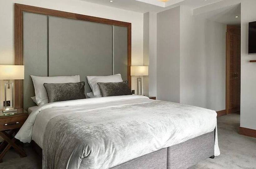 Номер Deluxe, One Warwick Park