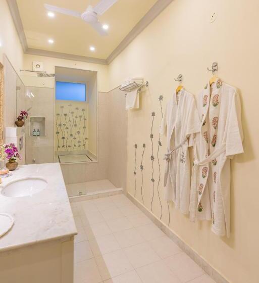 Standard Room, Laalee