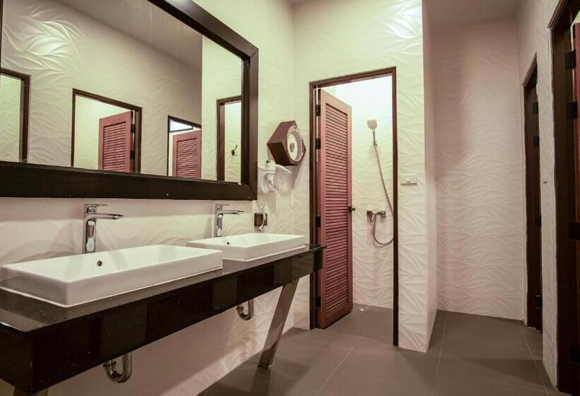 Кровать в Многоместном Номере с Общей Ванной, Sea Beach Hostel & Club Aonang Beachfront