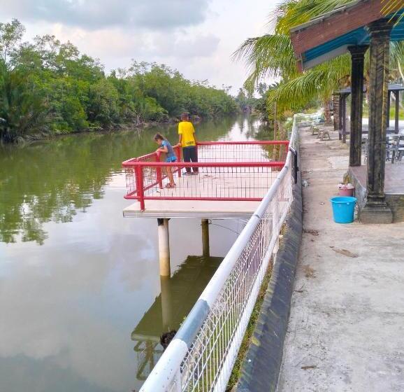 3 Bedroom Suite, Airport Kota Bharu Roomstay & Riverside Homestay