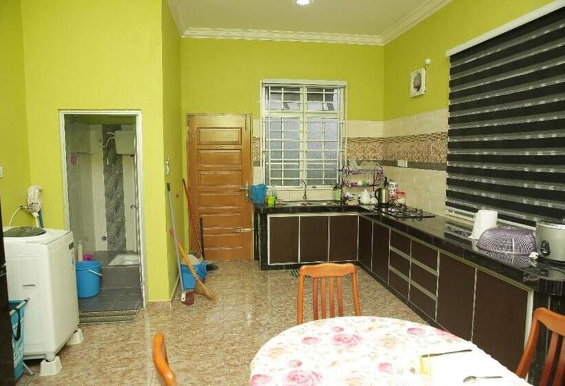 3 Bedroom Suite, Airport Kota Bharu Roomstay & Riverside Homestay
