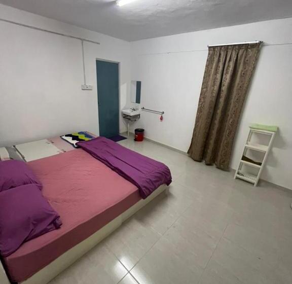 اتاق ساده سه‌ نفره, Airport Kota Bharu Roomstay & Riverside Homestay