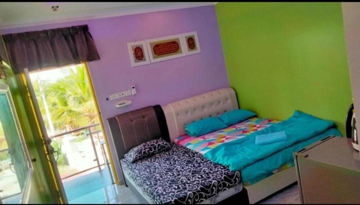 اتاق استاندارد سه تخته با بالکن, Airport Kota Bharu Roomstay & Riverside Homestay