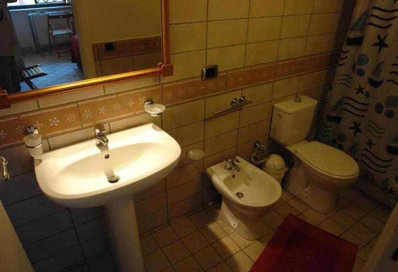 اتاق استاندارد سه نفره, Rossocorallo B&b