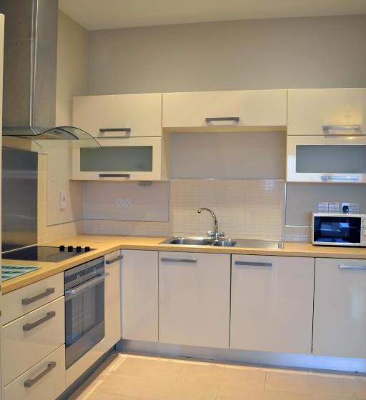 Апартаменты 3 Спальни, Carrick Plaza Suites And Apartments