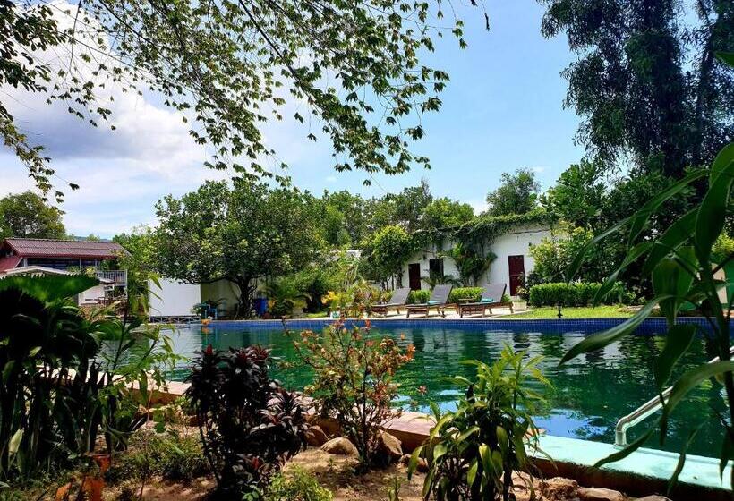 اتاق لوکس با چشم‌انداز استخر, Bohemiaz Resort And Spa Kampot