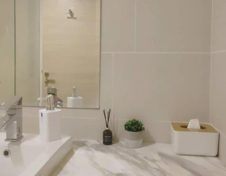 استودیو استاندارد با بالکن, The Straits Suite Cosy King 807