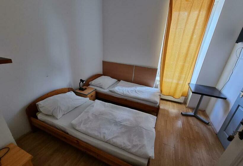 Номер Стандарт, Rugby Club Hostel