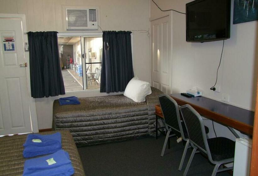 패밀리 룸, Acacia Motel