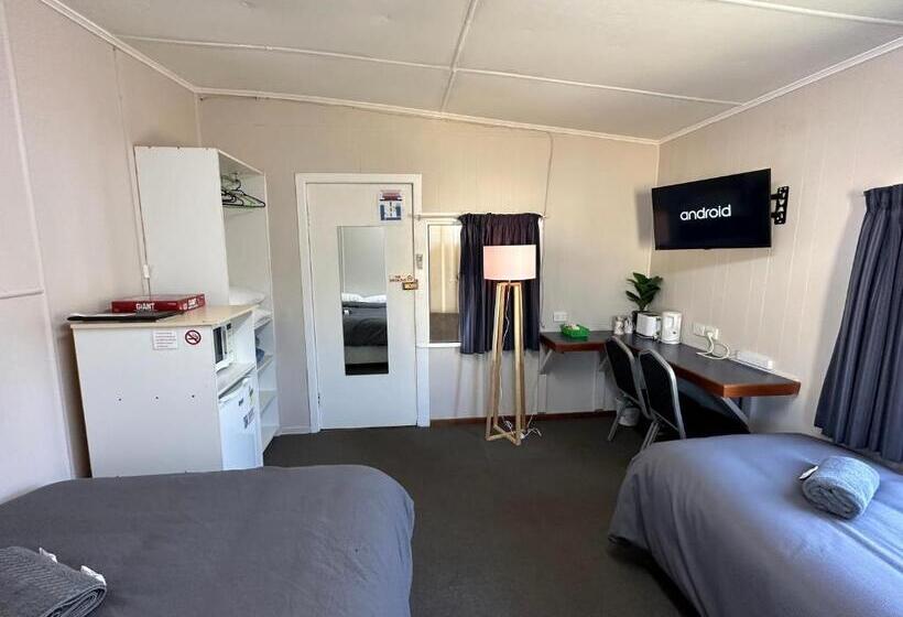 Quarto Basic, Acacia Motel
