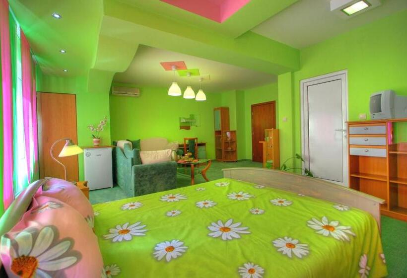 استودیوی استاندارد, Family Hotel Mania