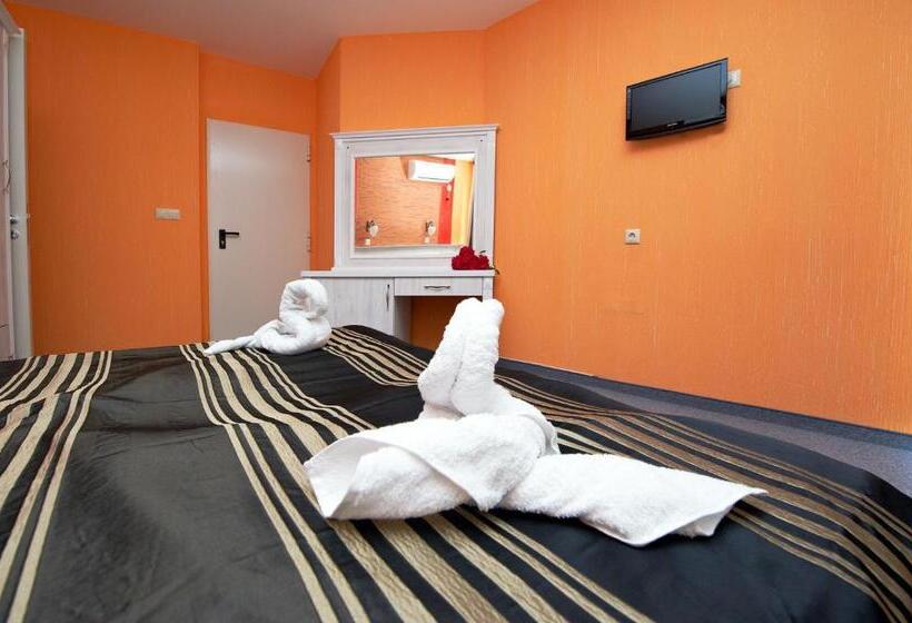 חדר משפחתי, Family Hotel Paros