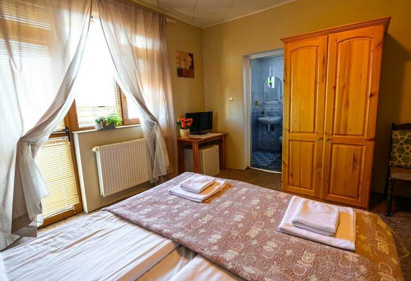 اتاق استاندارد سه تخته با بالکن, Family Hotel Chichin