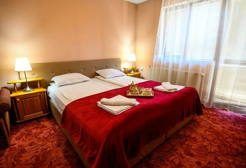 استودیو خانوادگی, Family Hotel Chichin
