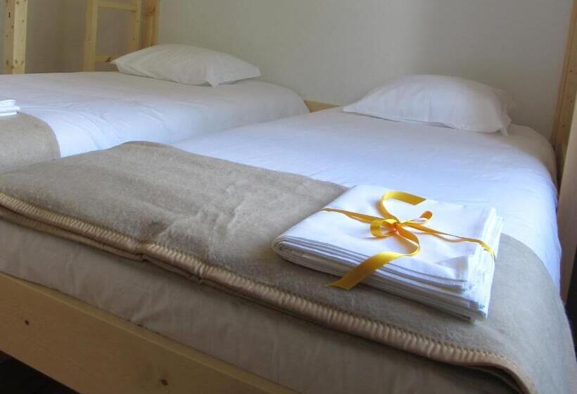 اتاق استاندارد سه تخته با سرویس بهداشتی مشترک, Most Art Boutique Hostel