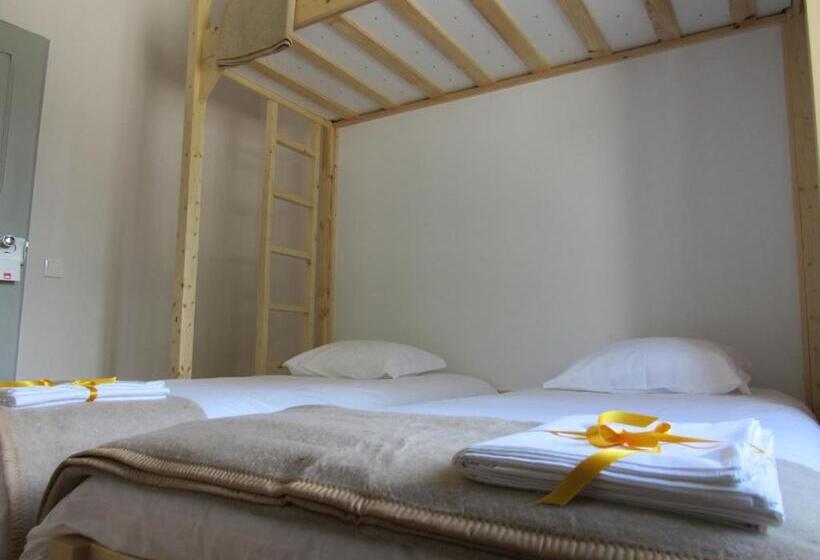اتاق سه‌نفرۀ استاندارد با سرویس بهداشتی بیرون از اتاق, Most Art Boutique Hostel