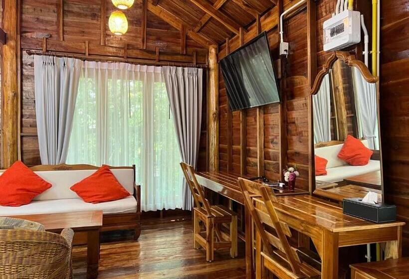 キングサイズベッドのスタンダードルーム, บ้านสวนแก้วคำแพง Baan Suan Kaew Khampaeng