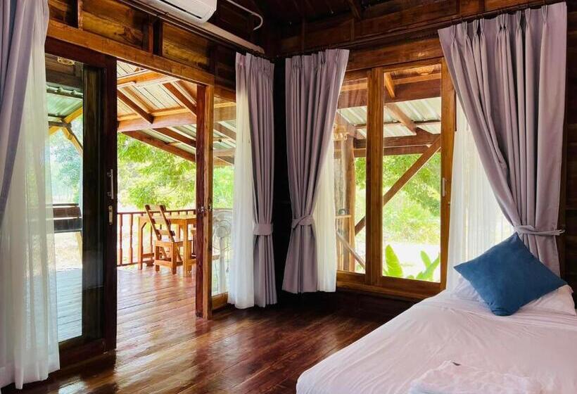 キングサイズベッドのスタンダードルーム, บ้านสวนแก้วคำแพง Baan Suan Kaew Khampaeng