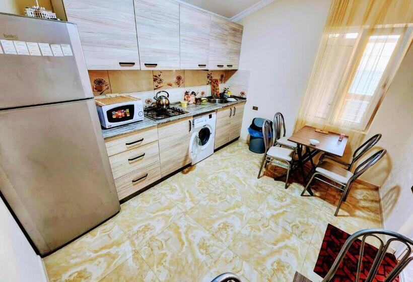اتاق استاندارد سه تخته با سرویس بهداشتی مشترک, Guest House Nona