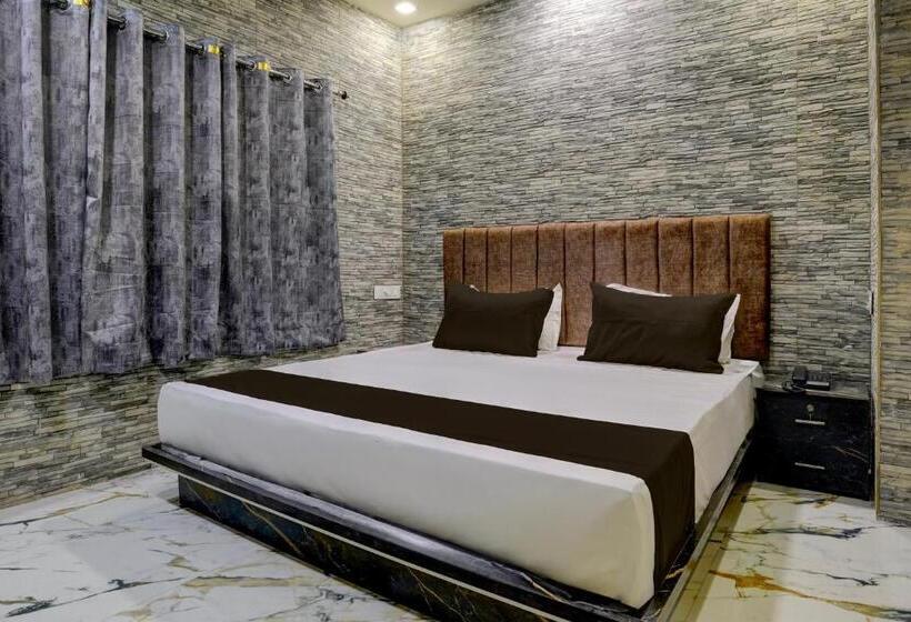 Трехместный Номер Классика, Collection O Hotel Leo Inn