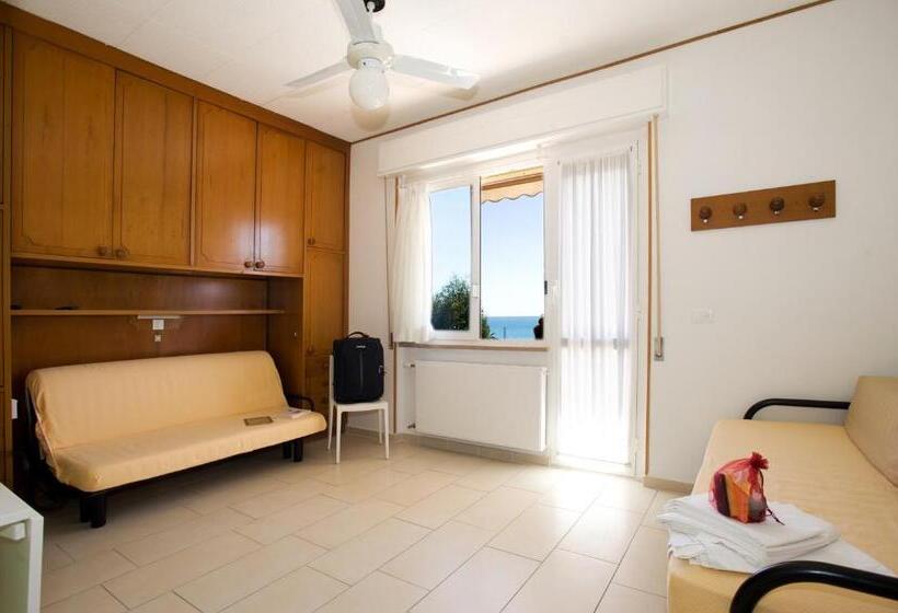 استودیو استاندارد با چشمانداز استخر, Ligure Residence