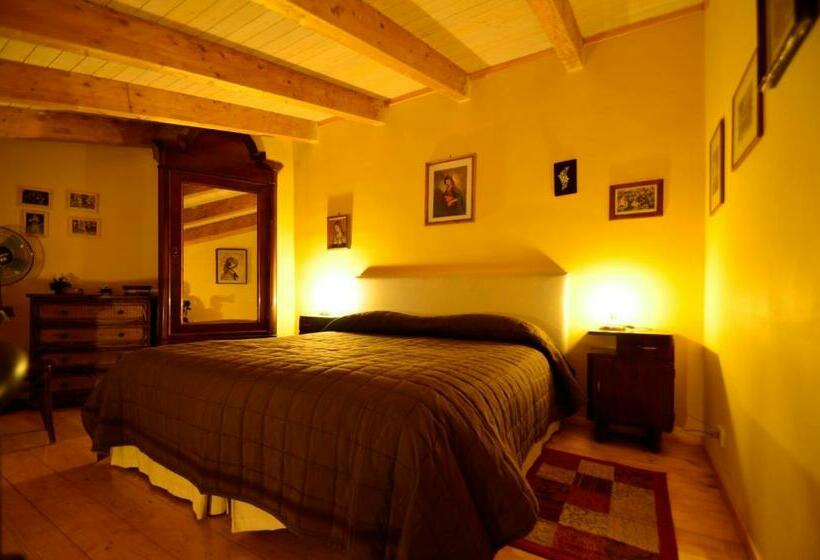 اتاق استاندارد سه تخته با چشم‌انداز, Manouche Osteria B&b