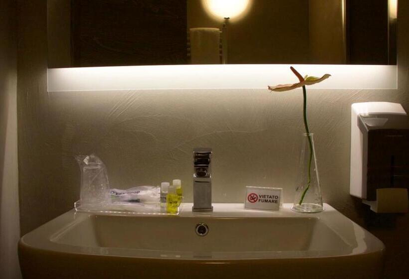 חדר סטנדרט לשלושה, Motel 2000