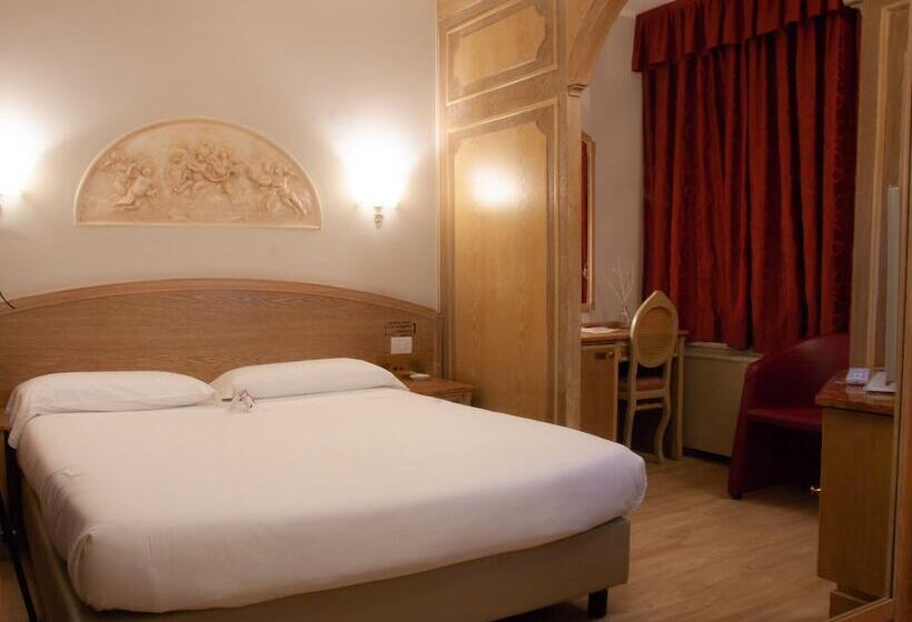 חדר סטנדרט לשלושה, Motel 2000