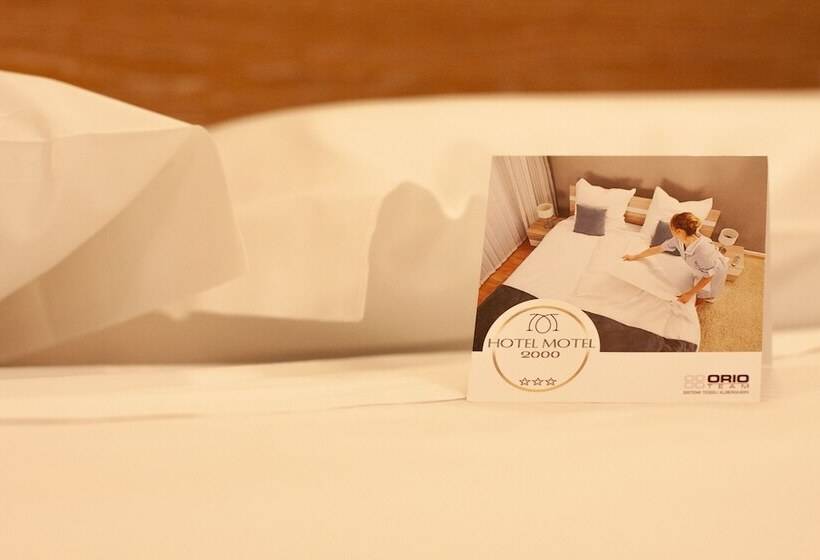 חדר סטנדרט לשלושה, Motel 2000