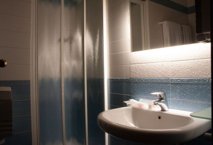 חדר סטנדרט לשלושה, Motel 2000