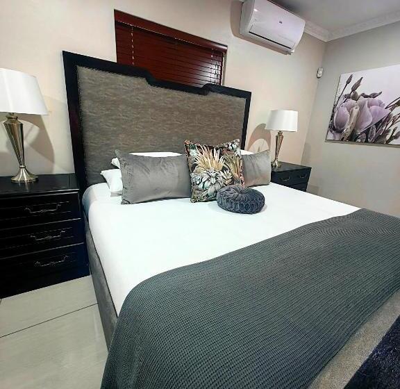 اتاق لوکس سه تخته, Indlovu Guesthouse