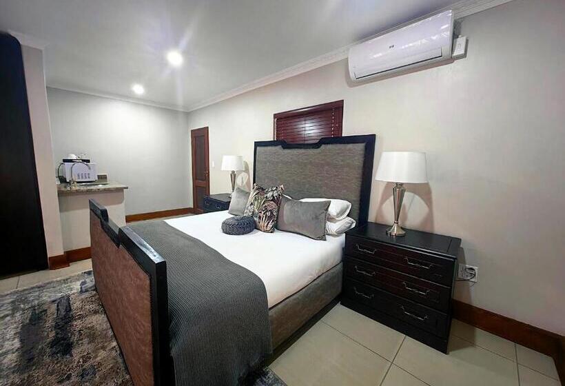 اتاق لوکس سه تخته, Indlovu Guesthouse