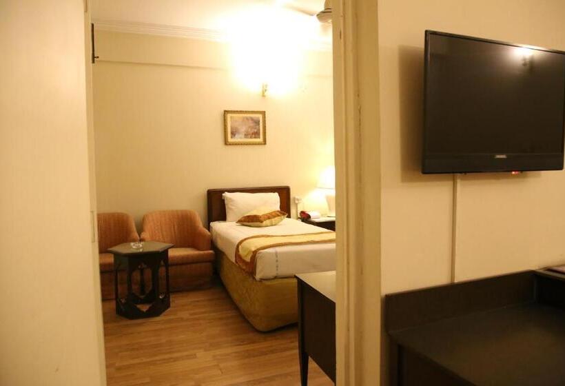 اتاق خانوادگی, Carlton Tower Hotel Lahore