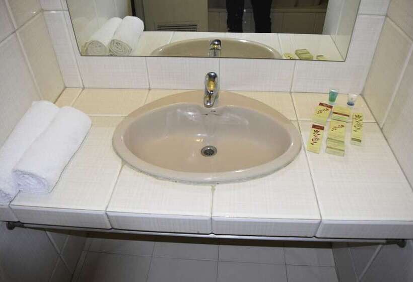 اتاق خانوادگی, Carlton Tower Hotel Lahore