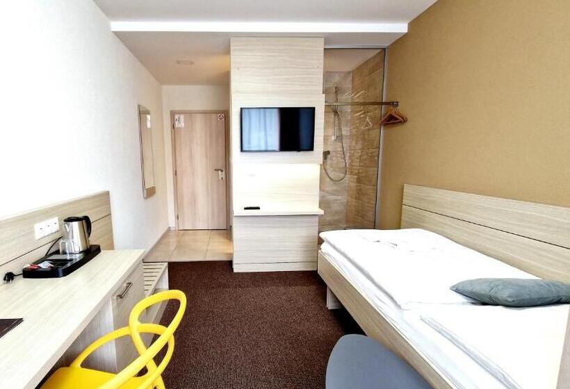 Quarto Estandar Individual, Kristína