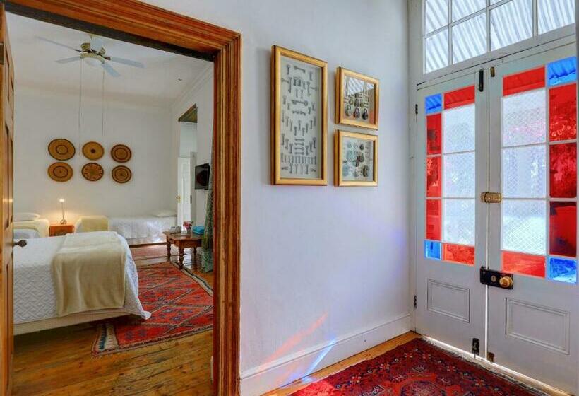 Семейный Номер, 81 On Church Guest House