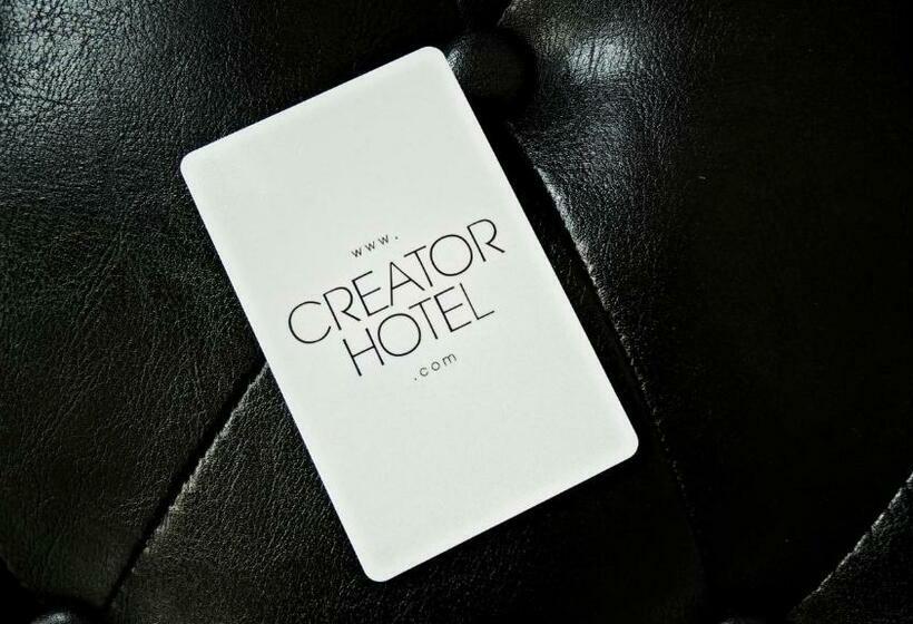 اتاق دوبلکس, Creator
