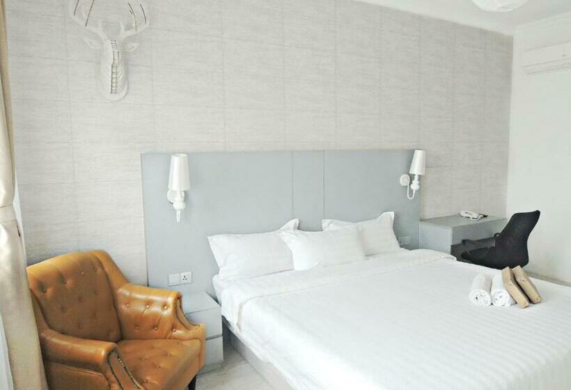 غرفة بريميوم, Creator