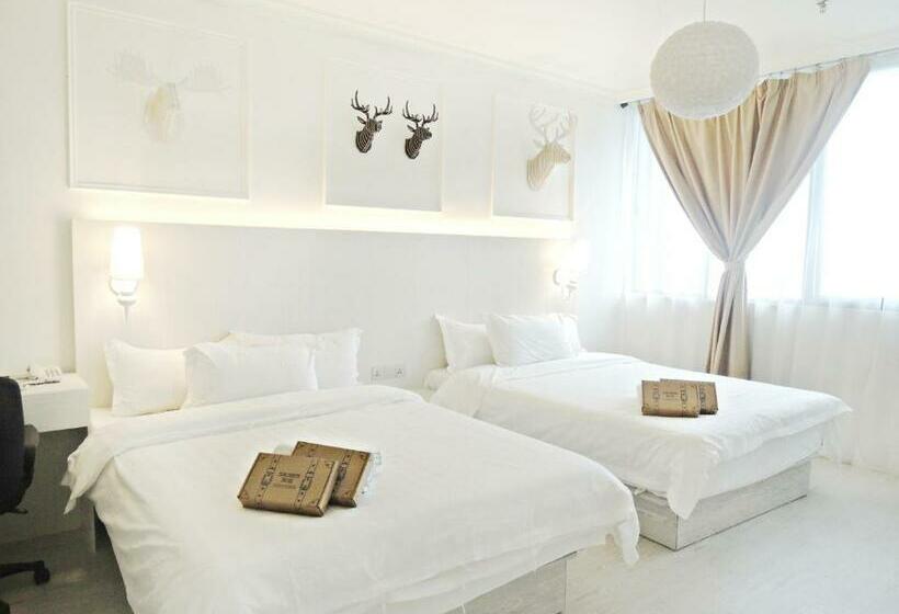 غرفة دوبلكس, Creator