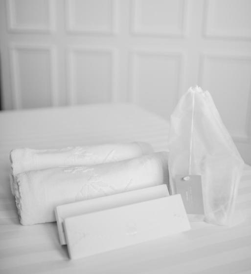 غرفة سوبيريور فردية, Creator