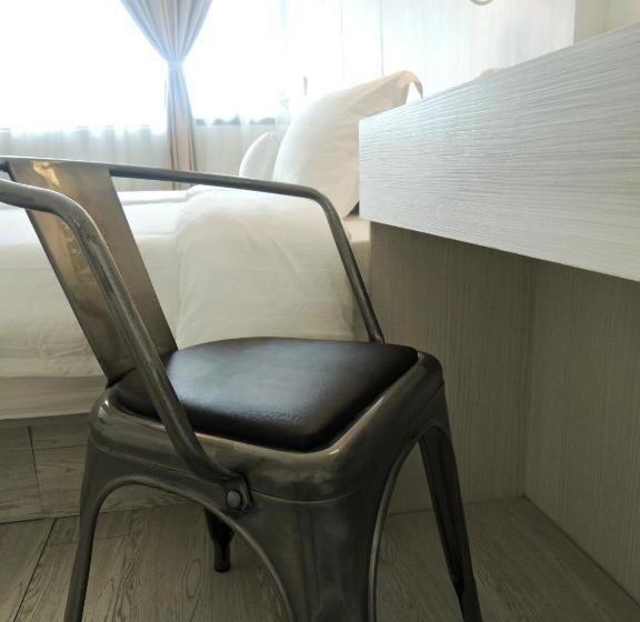 غرفة سوبيريور, Creator