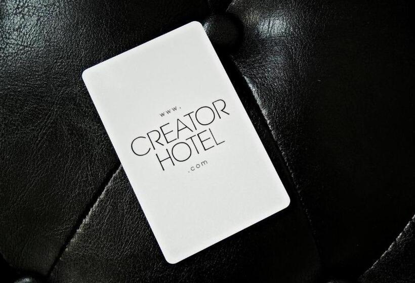 غرفة قياسية ثلاثية, Creator